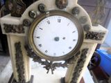 une horloge posée sur une table