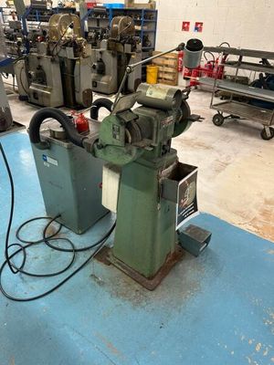 une machine posée sur une table dans une pièce