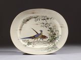 une assiette avec un oiseau posée sur une table