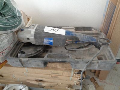 une machine posée sur une boîte
