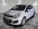 la photo d'une voiture blanche garée dans un garage