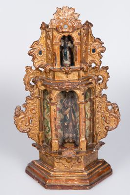 une horloge en or surmontée d'une statue