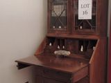 un petit bureau avec une étagère dans le coin de la pièce