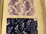 un livre ouvert orné de motifs violets et blancs