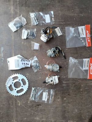tout un tas d'objets divers posés sur une table