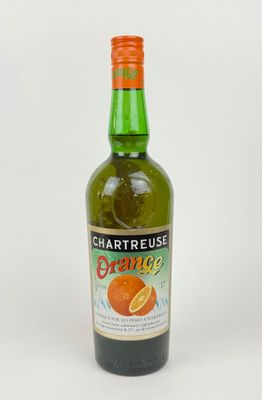 une bouteille de jus d'orange posée sur une surface blanche