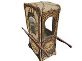 une petite calèche en bois sur laquelle est fixé un miroir
