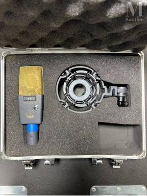 un microphone dans un étui contenant un microphone
