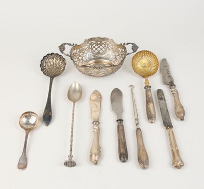beaucoup de cuillères en argent et d'autres objets en argent sur une table