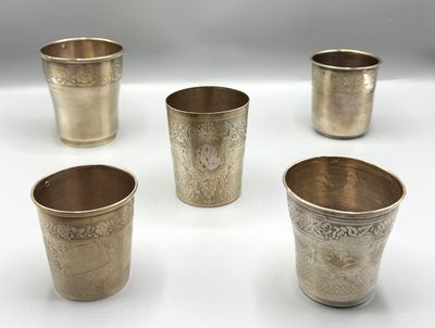 six coupes en argent ornées de motifs sur un fond blanc