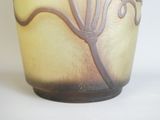 un vase dont l'intérieur est orné d'un motif