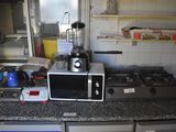 un micro-ondes et un mixeur posés sur le plan de travail d'une cuisine