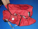 un sac rouge posé par terre à côté d'un sol bleu