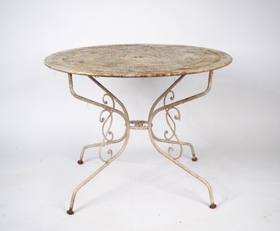 une vieille table en fer avec un plateau en marbre, sur fond blanc