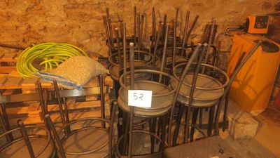 a lot of chairs that are sitting in a room