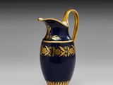 un vase bleu et or orné d'un motif doré
