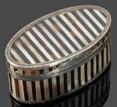 boîte ovale incrustée d'argent et de nacre sur fond noir
