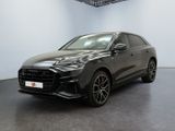 une Audi Q4 noire garée dans une grande pièce