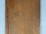une plaque en bois accrochée au mur d'une pièce