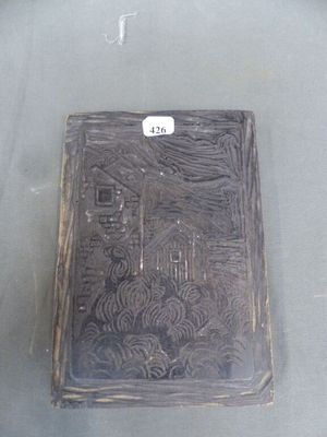 un livre posé sur une table, sur lequel est collé un autocollant