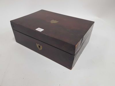 une petite boîte en bois ornée d'un logo en forme de pomme