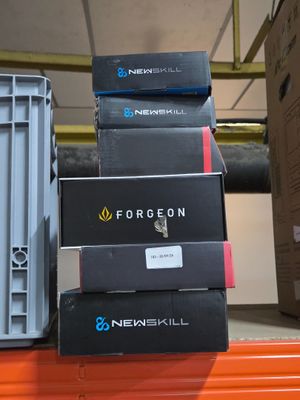 des cartons empilés les uns sur les autres sur une étagère dans un entrepôt