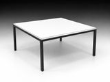 une table blanche avec des pieds noirs et un plateau blanc