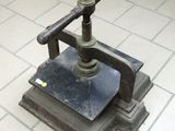 une petite machine posée sur un sol carrelé