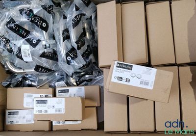 de nombreuses boîtes contenant des appareils électroniques, rangées dans un carton