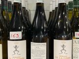 plusieurs bouteilles de vin sont alignées sur un comptoir