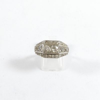 gros plan d'une bague en diamant sur une surface blanche
