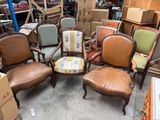 plusieurs chaises et une table dans une pièce remplie de cartons