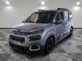 La camionnette Citrole est garée sur un sol à damier dans un garage