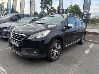 une voiture noire garée dans un parking à côté d'autres voitures