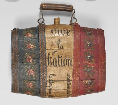 une vieille valise accrochée au mur, avec une poignée