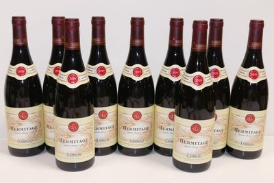 six bouteilles de vin sont alignées sur une table