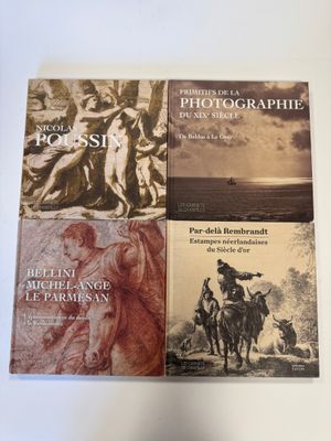 trois livres posés sur une table blanche, avec une photo en noir et blanc