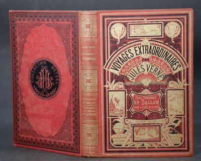 un vieux livre à la couverture rouge posé sur une table