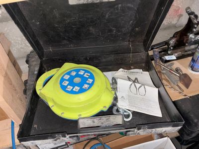 une boîte contenant un objet jaune et bleu