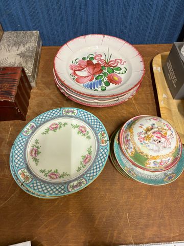 Lot d’assiettes décoratives en faïence 