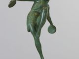statue représentant une femme tenant un ballon de basket sur un socle en marbre