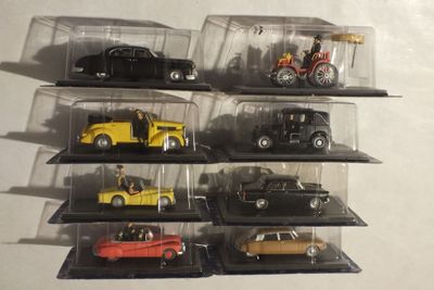 tout un tas de petites voitures différentes dans une vitrine