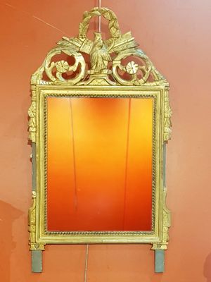 un miroir accroché au mur d'une pièce