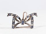 une photo d'une bague en forme de papillon sertie de diamants bleus et blancs