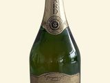 une bouteille de champagne posée sur une table
