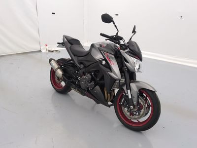 un motocycle garé à l'intérieur d'un bâtiment
