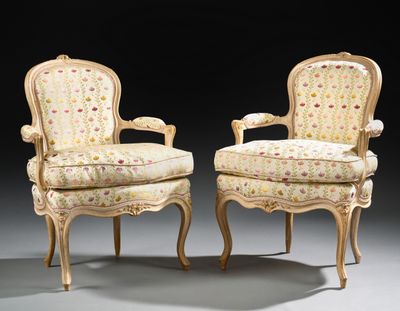 paire de fauteuils de style Louis XV avec assises rembourrées à motifs floraux