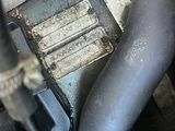 un gros plan du moteur d'une voiture montrant le tuyau d'échappement
