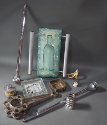 many items that are sitting on a table together