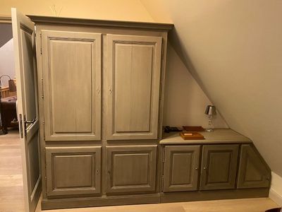 une photo d'un placard situé dans un coin d'une pièce